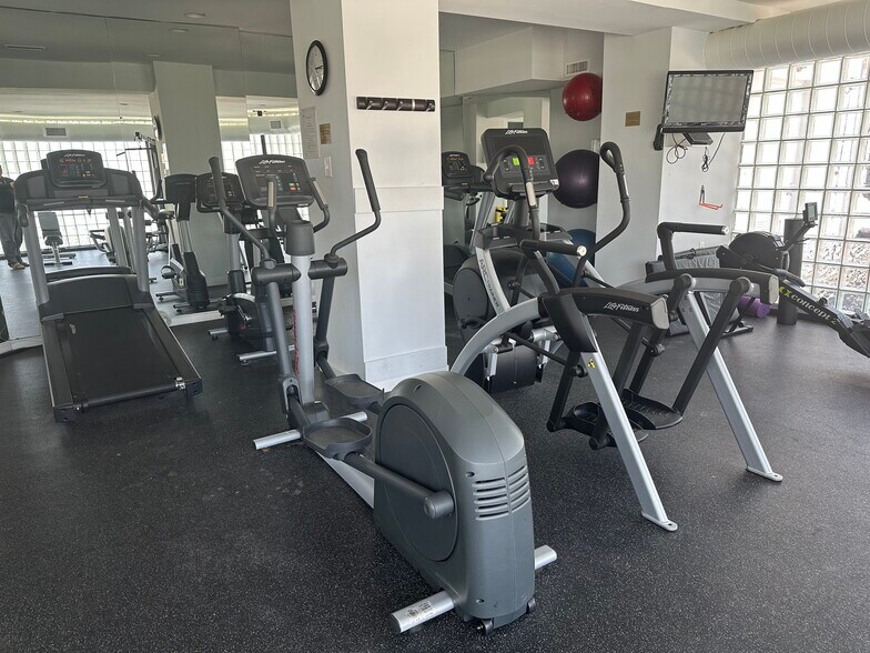 Building Photo - 1637 Oakwood Dr