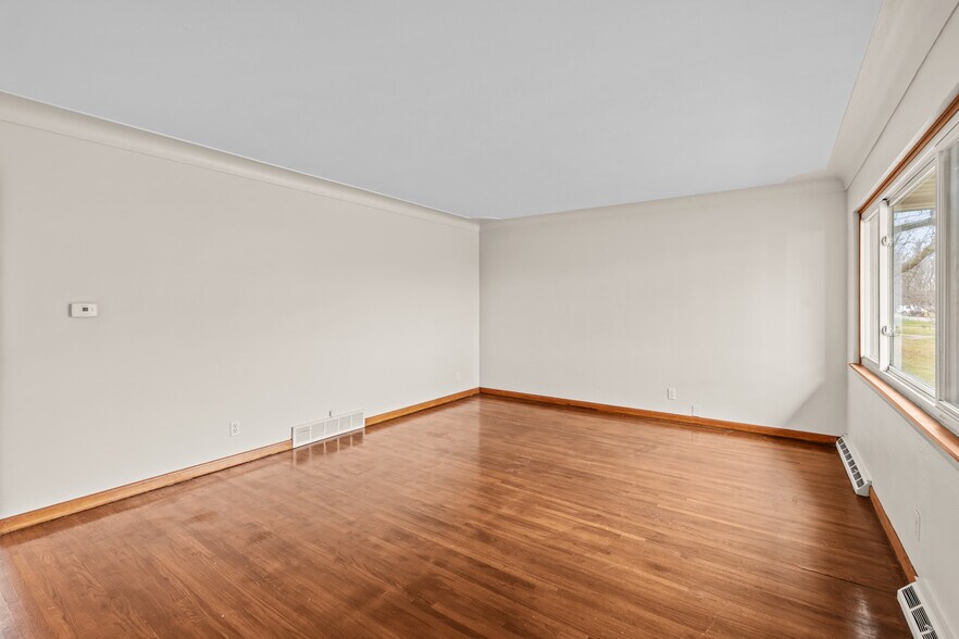 Building Photo - 5525 Sunnyside Dr