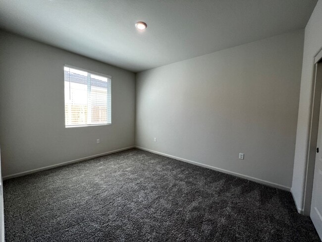 Building Photo - 2035 Greenbriar Dr
