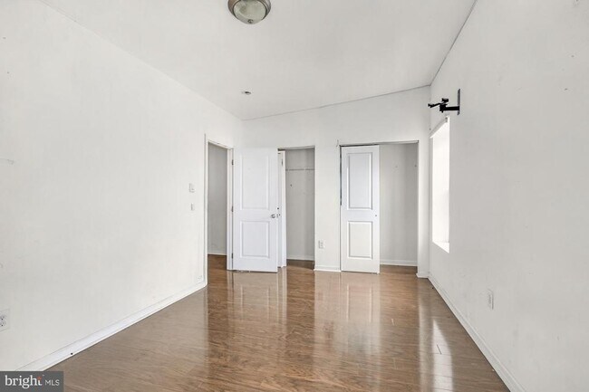 Building Photo - 1631 W Girard Ave