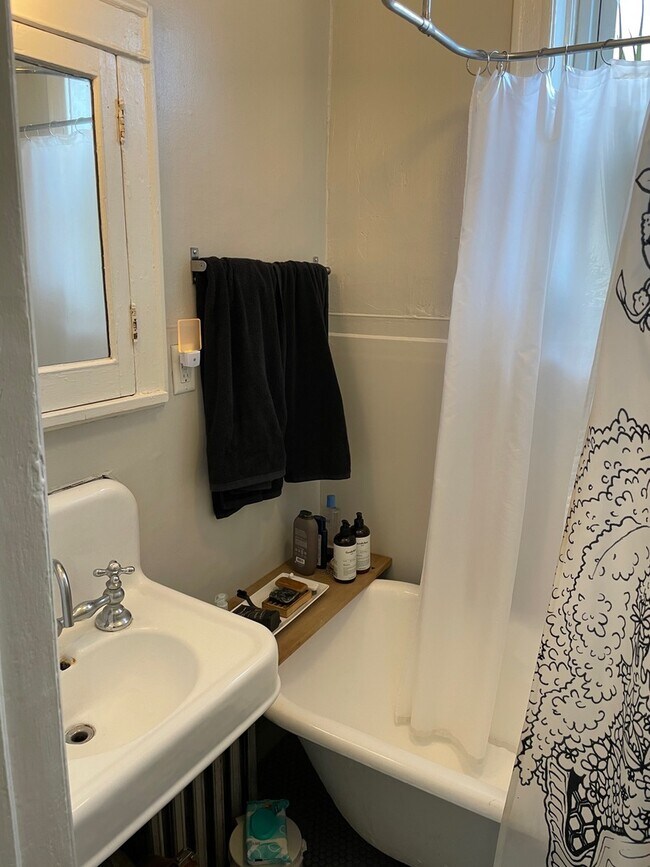 Building Photo - 1222 N Campbell Ave