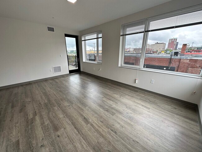 Building Photo - 409 Elm St