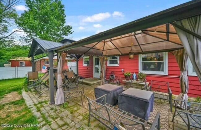 Building Photo - 400 Hemlock Dr