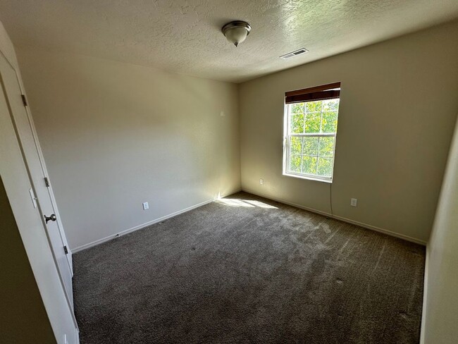 Building Photo - Ready for Move In - Cedar Creek Spacious L...