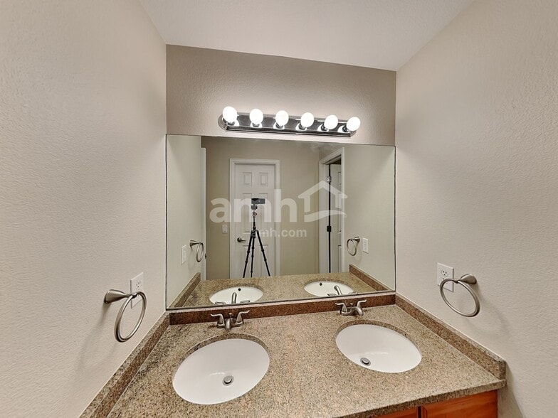 Building Photo - 9861 Kenton Cir