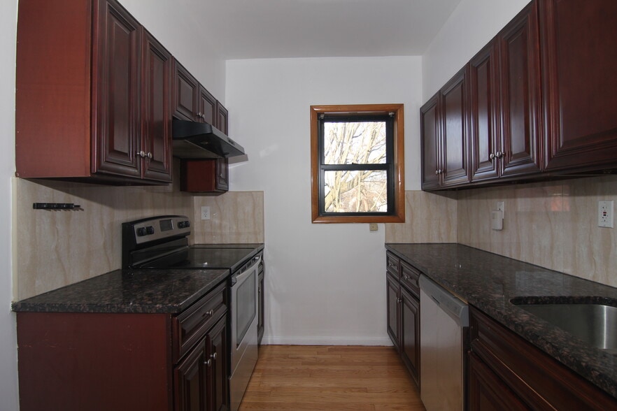 Building Photo - 10513 Metropolitan Ave