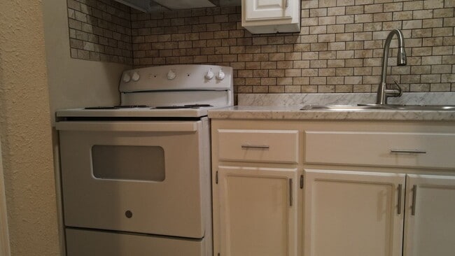 Building Photo - 2 Bedroom 1 Bath Duplex