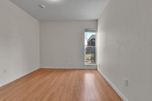 Building Photo - $1,445.00, 2 bed, 1 bath Located in Denver with a washer and dryer + 1/2 off first month rent