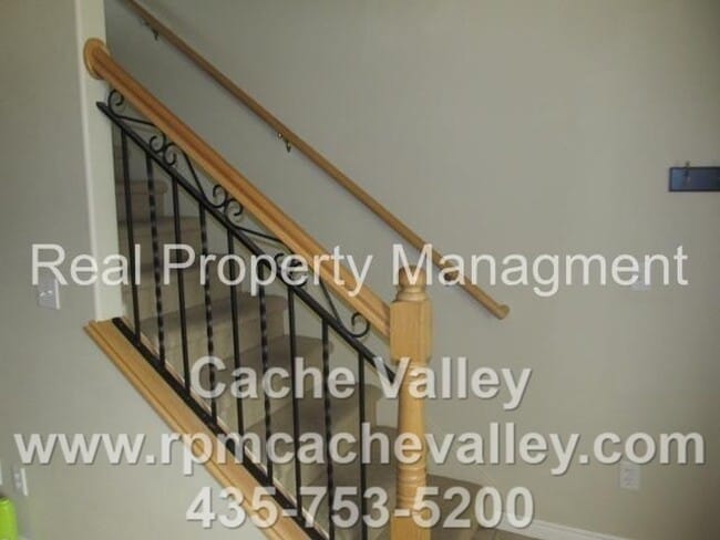 Building Photo - Pet Friendly, 2 br 1.5 bath Town home. Ava...