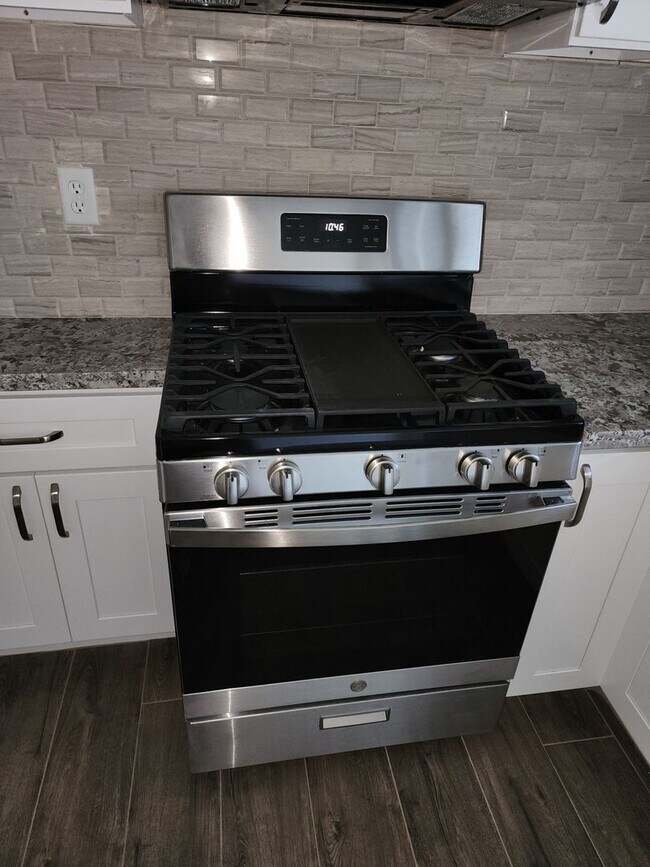 Building Photo - Recently Updated -  2 Bedroom 1 Bathroom O...