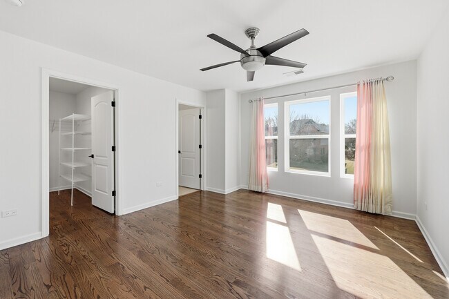 Building Photo - 4530 E Fairfax Ave