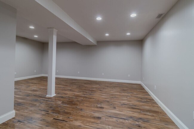 Building Photo - Contemporary Comfort and Versatility in a ...