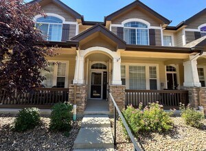 Building Photo - 3 Bed 3 bath Townhome in Castle Rock!