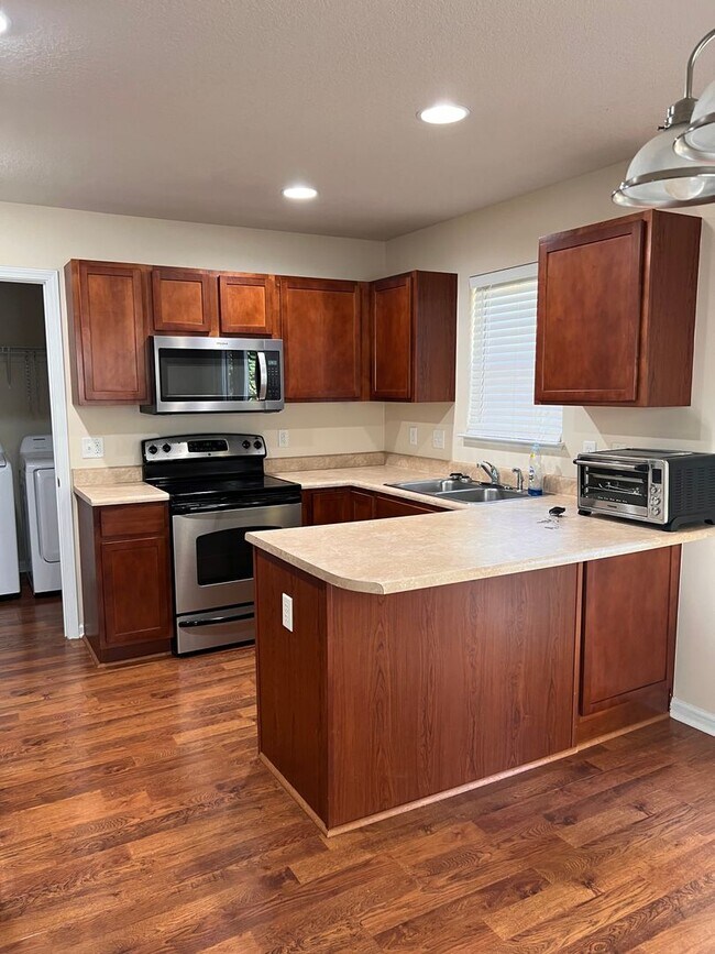 Building Photo - Convenient South Asheville two story, end ...