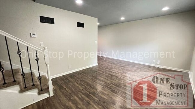 Building Photo - Stunning 3 bedroom, 2 bathroom duplex is L...