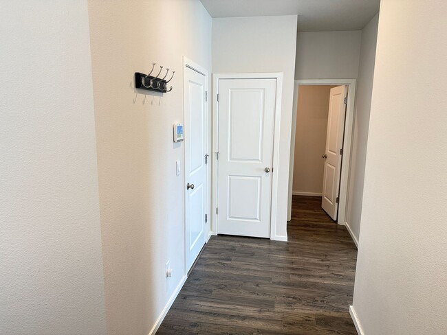 Building Photo - Newer 3 bedroom 2.5 bathroom house!