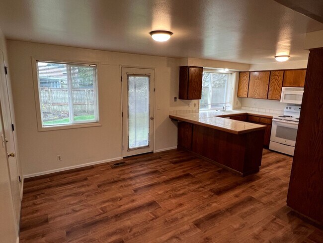 Building Photo - 3 Bedroom, 2 Bathroom in N. Coburg Rd Area