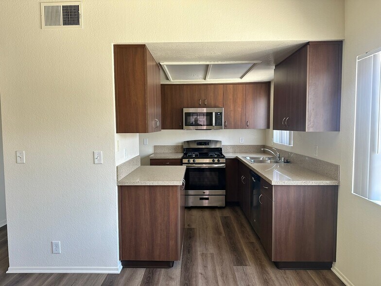 Building Photo - 800 E Rte 66