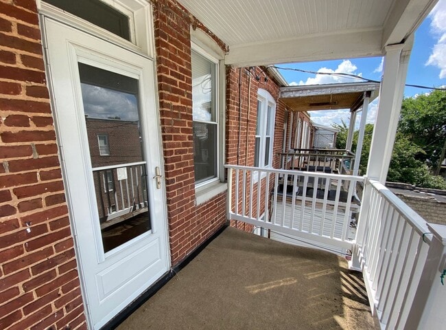 Building Photo - Charming 3 Bedroom/1.5 Bathroom Townhome i...