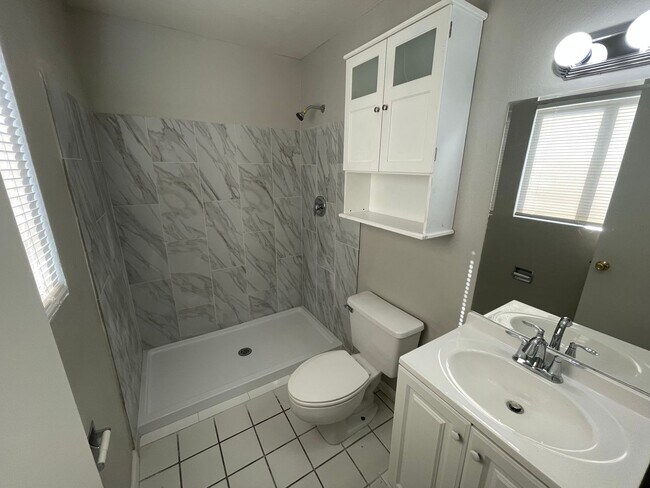 Building Photo - COME SEE THIS LOVELY HOME 3 BEDROOMS AND 2 BATH !