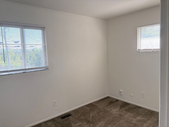 Building Photo - 2 bedroom ranch style apartment