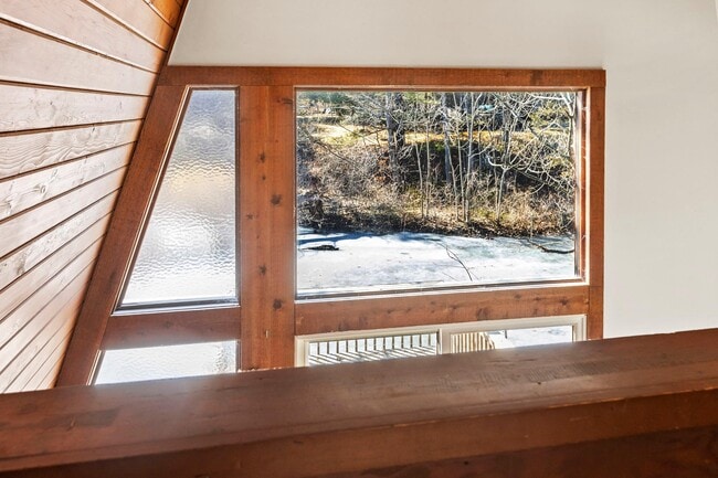 Building Photo - 304 Lake Lodge Dr