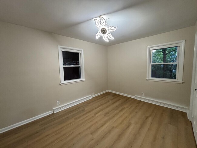 Building Photo - Cozy Flint Home with Fenced Yard & Pet-Friendly - Perfect for You!