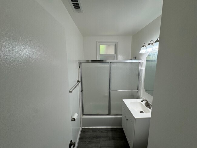 Full bathroom - 11052 Plainview Ave