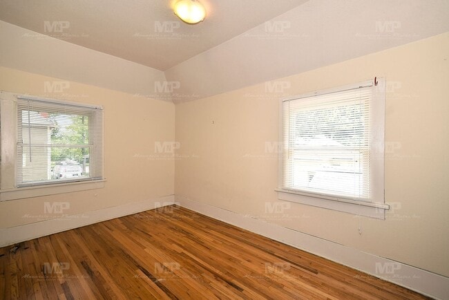 Building Photo - One Bedroom in Old Town!
