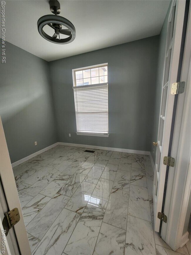 Building Photo - 35 Adelaide St