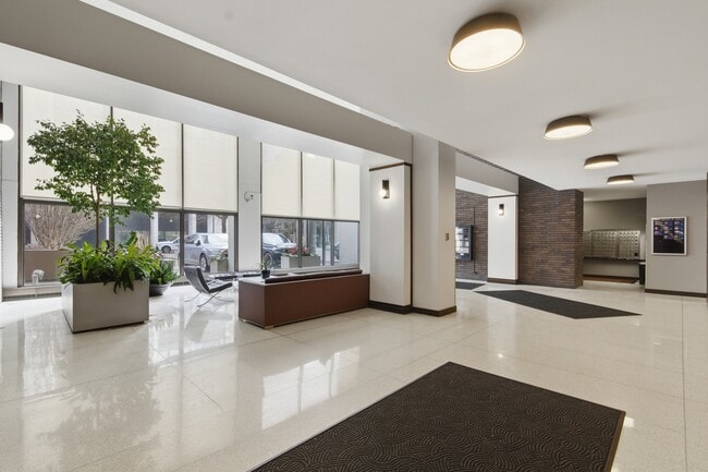 Building Photo - 5455 N Sheridan Rd