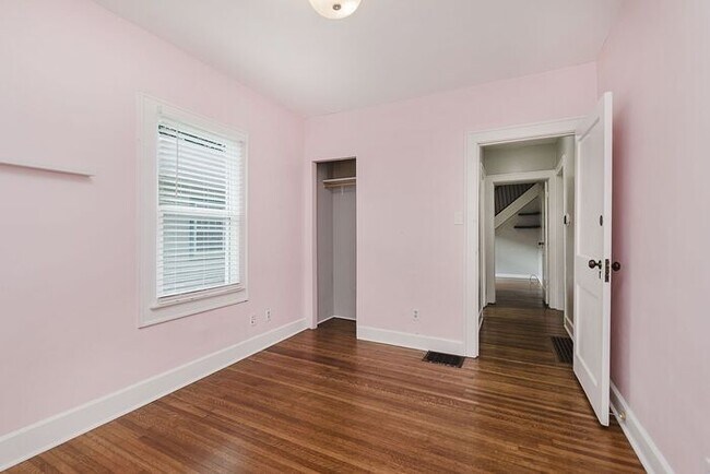 Building Photo - Charming, Fully Updated Broad Ripple Gem!
