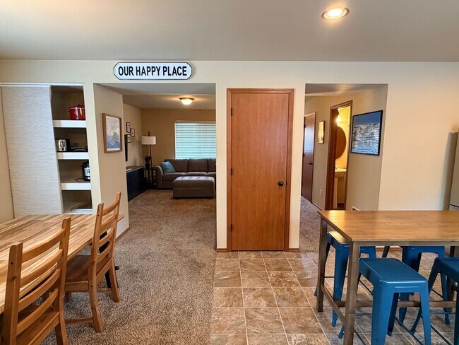 Building Photo - Short term, fully furnished home! 3 bed, 2.5 bath, central a/c, w/d, d/w, covered parking, great ...