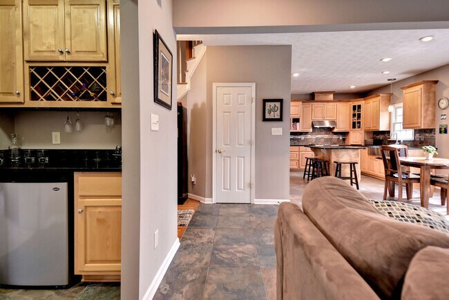 Building Photo - Spacious and Updated Yorktown Home