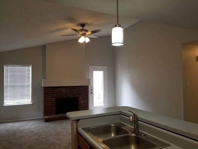 Building Photo - 9209-9209 Shadow Crest Dr