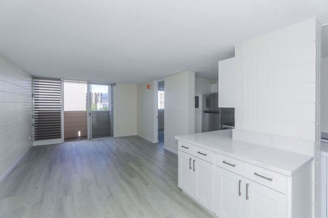 Building Photo - Sunset Lakeview - Fully renovated 3 bedroom, 2 bath on lower floor comes with tandem parking for ...