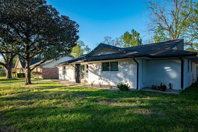 Building Photo - 5918 Lattimer Dr