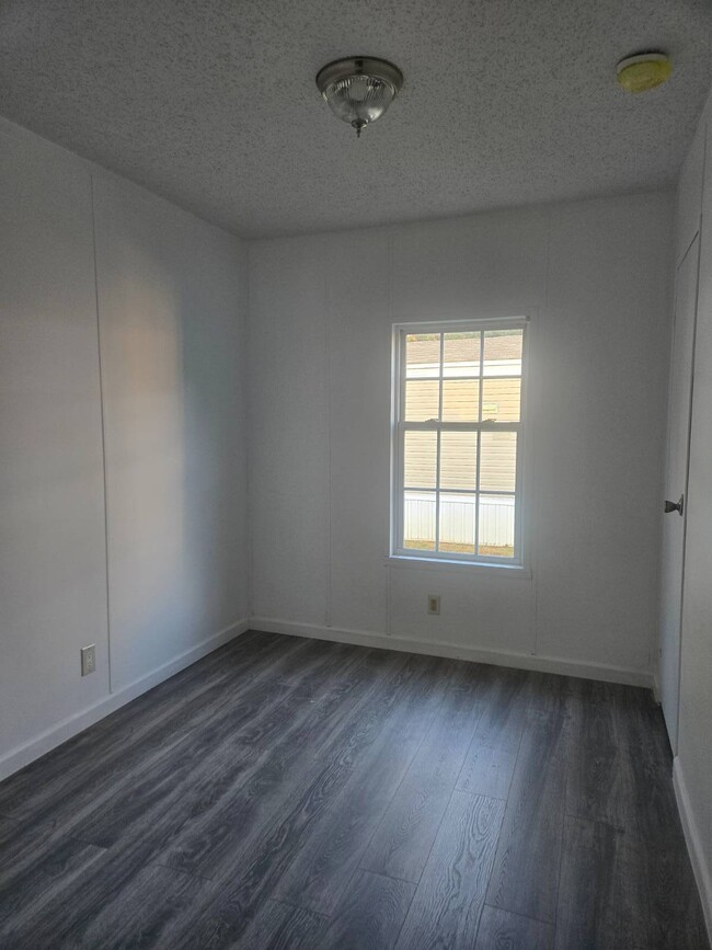 Building Photo - 1421 Cody Rd N