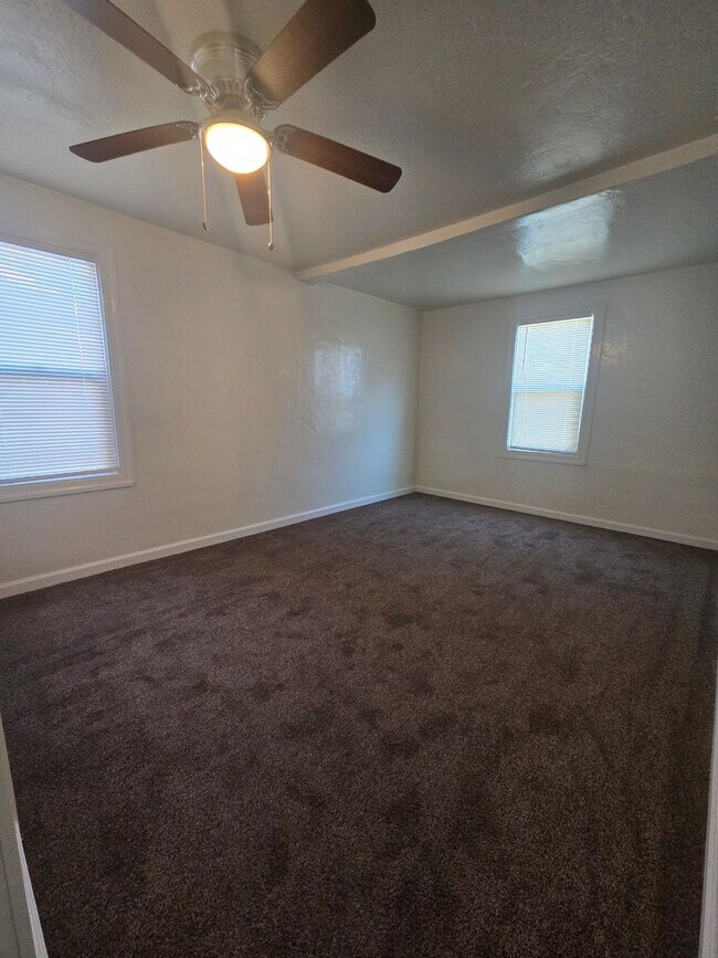 Building Photo - 512 N Palm St