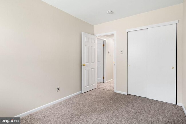 Building Photo - 707 Red Lion Rd