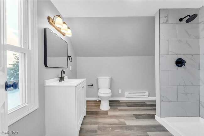 Building Photo - 650 E 250th St