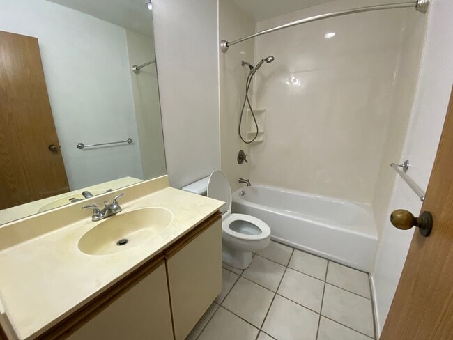 Building Photo - TOWNHOUSE - 3 BED/ 2 BATH/ 1 PARKING AT HARBOR POINTE (Just Listed)