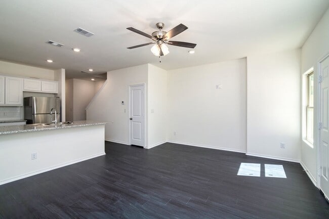 Building Photo - AVAILABLE NOW! 3 BEDROOM TRIPLEX LOCATED IN BONHAM, TEXAS!