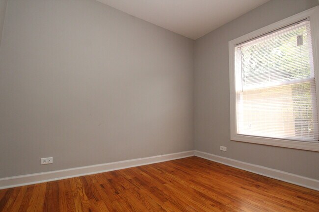 Building Photo - 1348 W Argyle St