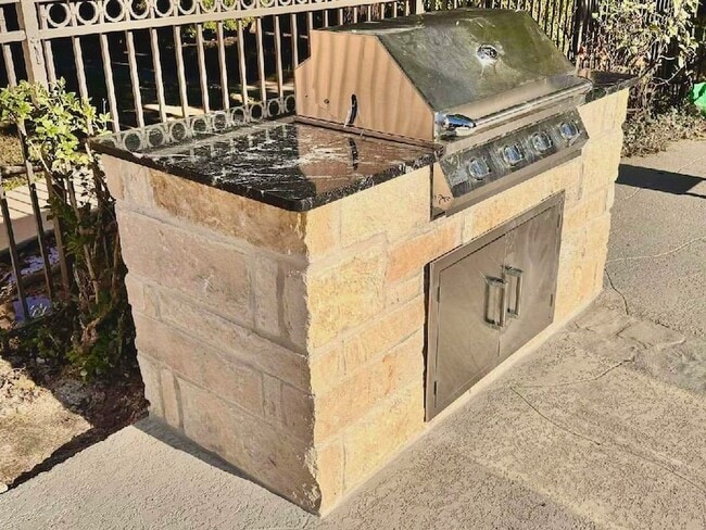 Building Photo - 12335 Antoine Dr