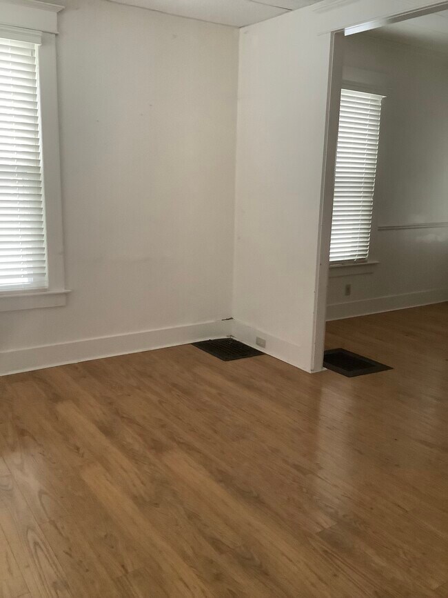 Building Photo - 127 Oak St