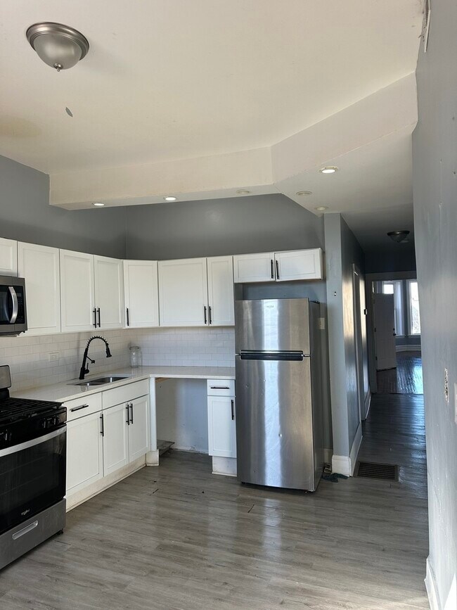 Building Photo - 4253 W Wilcox St