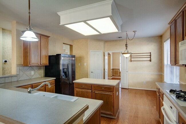 Building Photo - 4 bed Golf community for lease!