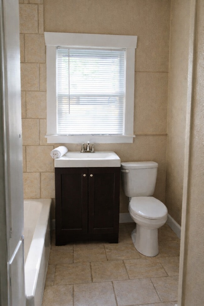 Building Photo - 720 E 12th St