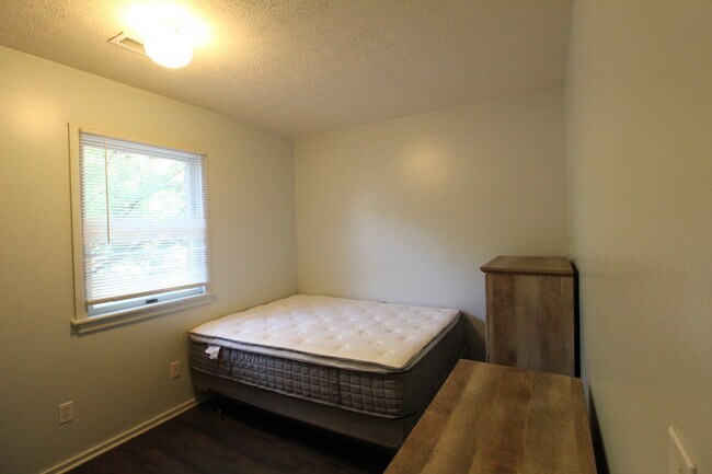 Building Photo - 1212 Mountain View Dr